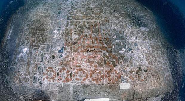 Baia sommersa, spunta il pavimento di un triclinio: "qui pranzavano gli antichi Romani "