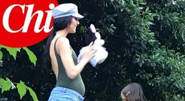 Rocio Morales incinta col pancino assieme alla figlia Luna