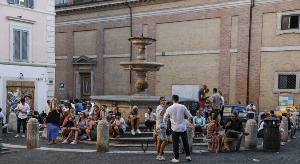 Roma, turista mangia gelato sulla fontana di Monti: maximulta da 450 euro