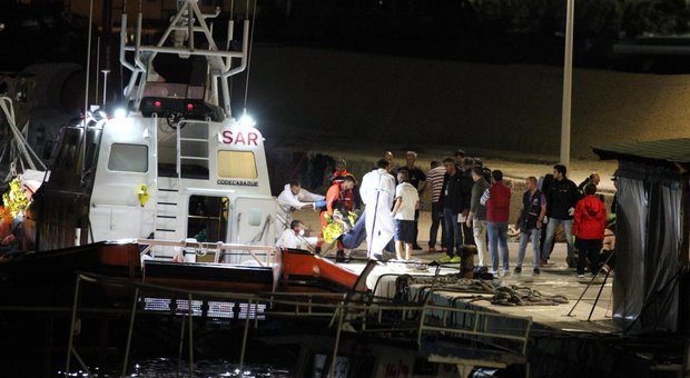 Migranti, motovedette italiane soccorrono 290 su barcone in acque maltesi