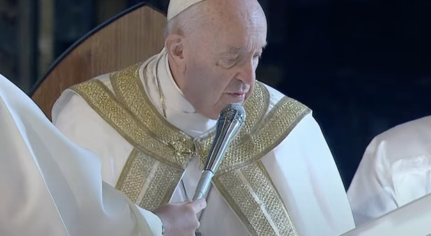 Papa Francesco manda a Ischia l'Elemosiniere per dare a chi soffre rosari benedetti