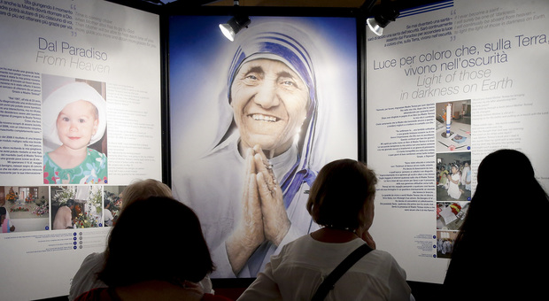 Madre Teresa di Calcutta, 25 anni dalla morte. L'eredità nel suo messaggio: «Siate una goccia pulita nel mondo»