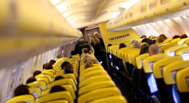 "O vendi i prodotti o niente riposi": lettera choc di Ryanair all'assistente di volo