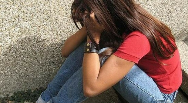 Suicidio, è allarme giovani: ecco i segnali a cui prestare attenzione (e come aiutare chi è in difficoltà)