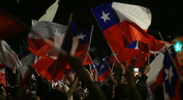Cile, niente riforma costituzionale, migliaia in piazza a Santiago per festeggiare: scontri tra polizia e sostenitori del "si"
