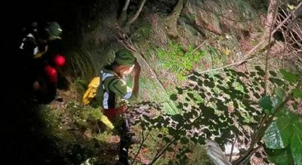 Belluno, ritrovato vivo in una grotta dietro una cascata l'escursionista scomparso da 3 giorni: ha rischiato l'ipotermia