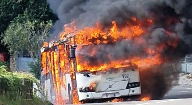 Avellino: bus di linea dell'Air prende fuoco durante il viaggio, paura sulla Nazionale