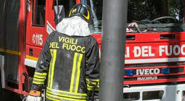 Napoli, in fiamme due mini escavatori vicino al cimitero di Acerra: via alle indagini