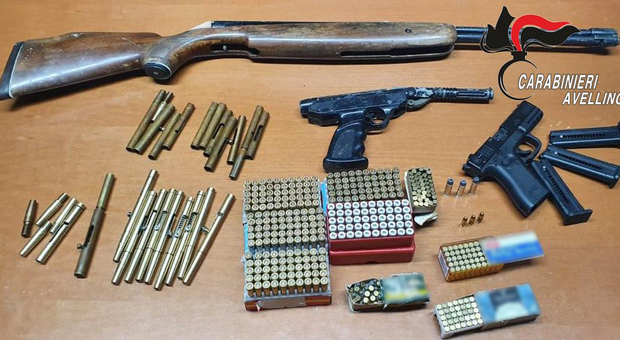 Padre e figlio fabbricavano penne-pistola e armi artigianali in Alta Irpinia: arrestati