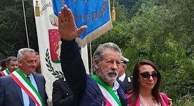 Frosinone, il sindaco fa il saluto fascista durante la processione: «Un gesto goliardico»