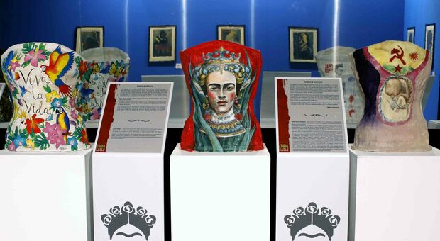 “Frida Kahlo - Il Caos Dentro” a Napoli, aperta la mostra a Palazzo Fondi