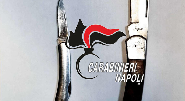 Napoli, in due sullo scooter con i coltelli inseguono una donna: denunciati