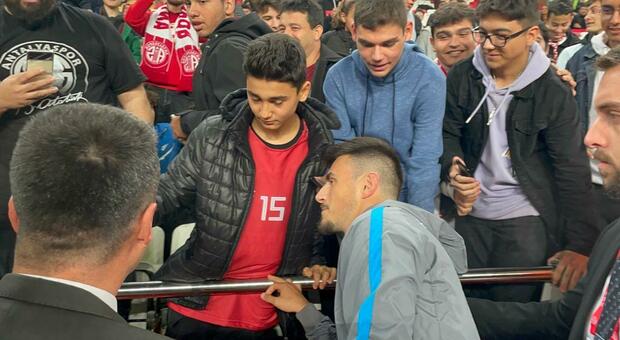 Elmas idolo a Antalya: il selfie coi tifosi prima del match