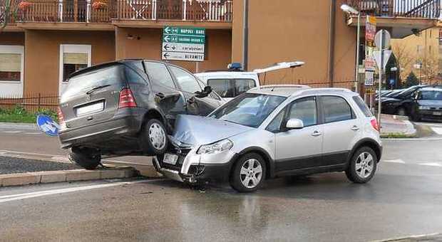 Spettacolare scontro tra auto: ferite mamma e e figlia