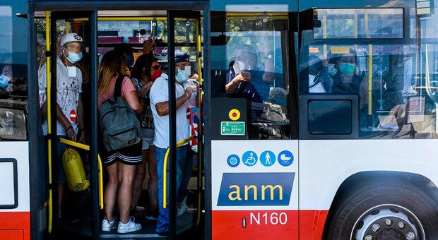 Choc a Napoli, catenaccio contro i vetri del bus Anm: 15enne ferita agli occhi, corsa al Policlinico