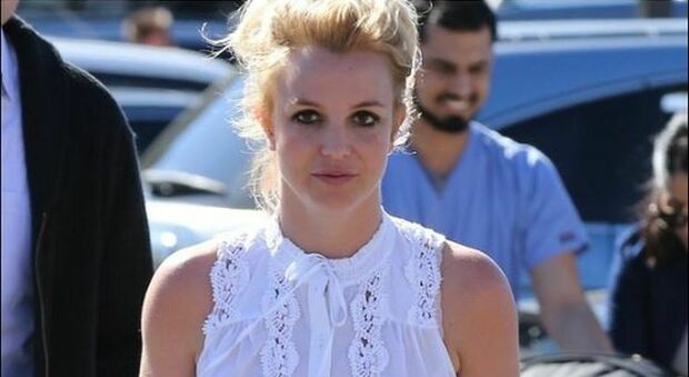 Britney Spears "impazzita" urla contro i fan che tentano di fotografarla al ristorante. Il video è virale