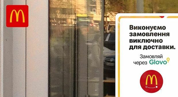 Ucraina, a Kiev riaprono i McDonalds con un piano di evacuazione in caso di raid. I cittadini festeggiano: significa che stiamo vincendo