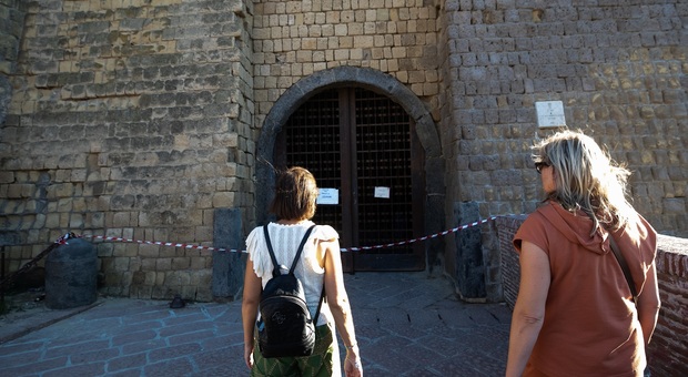 Castel dell'Ovo, porte aperte al pubblico dopo la chiusura per caduta calcinacci