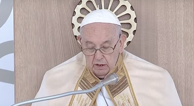 Papa Francesco: «Troppa l'indifferenza dei miliardari, ignorano i tanti Lazzaro e si scavano la fossa nell'aldilà»