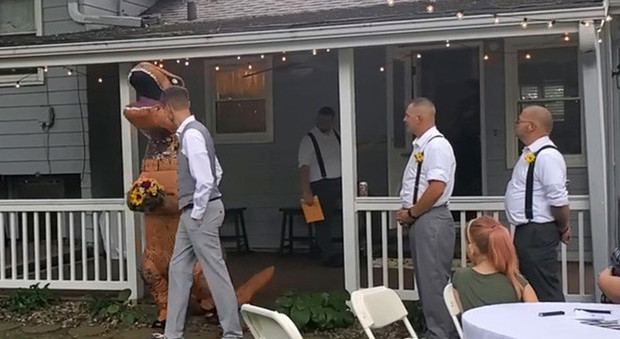 Damigella si presenta al matrimonio vestita da dinosauro
