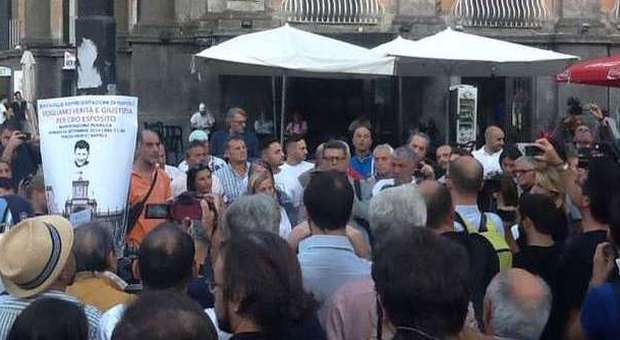«Basta offendere Napoli e la verità»: in 300 a piazza Dante per Ciro Esposito