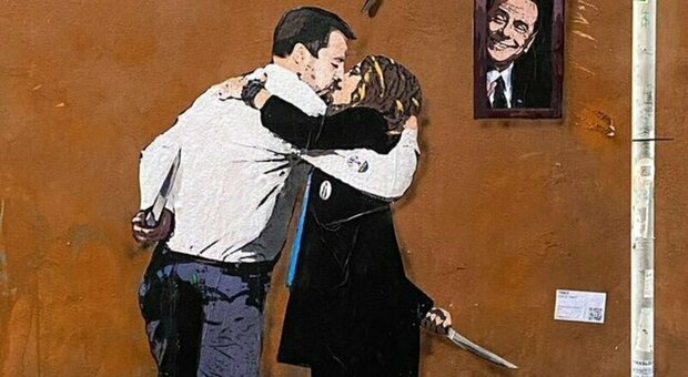 Roma, spunta bacio tra Salvini e Meloni con coltelli dietro la schiena e Berlusconi sorridente: comune fa rimuovere subito il murale
