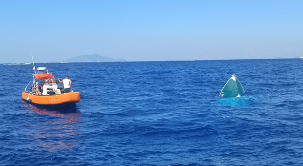 Capri, barca affonda al largo di Punta Campanella: due giovani salvati dalla guardia costiera