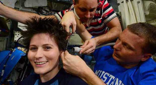 Spazio, i capelli di Samantha Cristoforetti tagliati dagli astronauti americani e russi