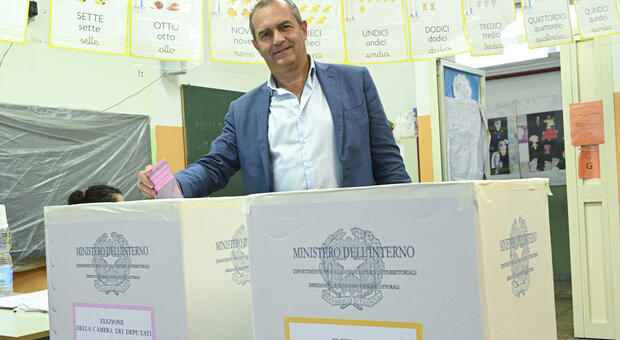 Elezioni 2022, de Magistris vota a Napoli nella scuola Quarati al Vomero