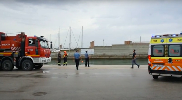Auto finisce nel canale del porto di Rimini, un testimone si tuffa in acqua per salvarlo: l'uomo alla guida muore annegato
