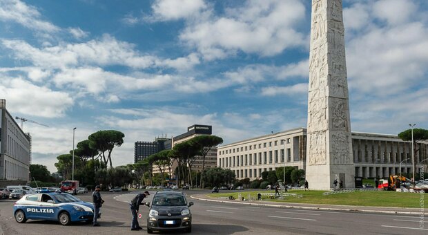 Roma, due ragazzi accoltellati all'Eur: stavano provando a fermare un uomo che picchiava la fidanzata