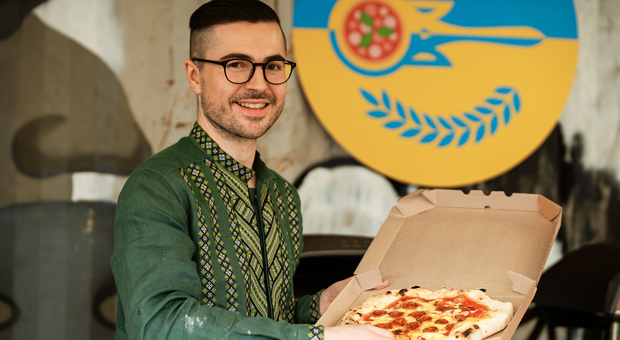 Pizza For Ukraine, la pizza speciale dello studente amercano a Leopoli: «Fate la pizza, non la guerra»