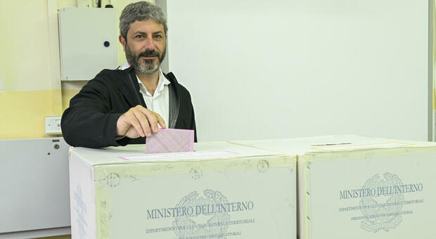Elezioni 2022 a Napoli, il presidente della Camera Roberto Fico vota nella scuola a Posillipo