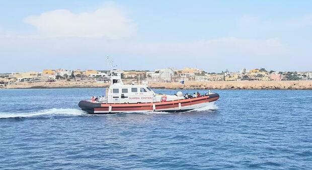 Natante impegnato a Lampedusa.