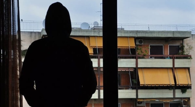 Cava, dispetti ai condomini e minacce con coltelli: 40enne denunciato