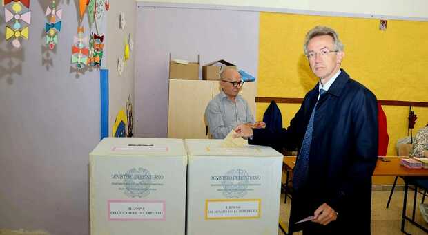 Elezioni 2022, Gaetano Manfredi sindaco di Napoli vota in una scuola di Nola