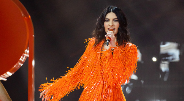 Eurovision 2022, Laura Pausini incanta con i look metallici di Donatella  Versace - Il Mattino.it