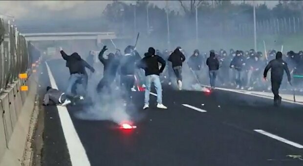 Gli scontri tra ultras Napoli e Roma