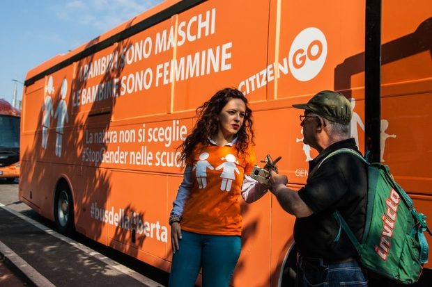 Napoli, no del Comune a bus «no gender»: lotta a colpi di slogan in piazza tra attivisti Lgbt e Pro Famiglia