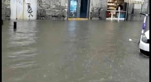 Nubifragio a Napoli, Riviera di Chiaia allagata e circolazione in tilt: «Una situazione vergognosa»