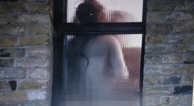 Sesso davanti alla finestra dell'hotel: il video del rapporto diventa virale