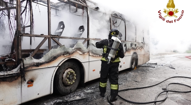 Il bus in fiamme