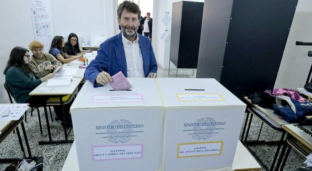 Elezioni 2022, Dario Franceschini vota a Napoli all'istituto Caracciolo