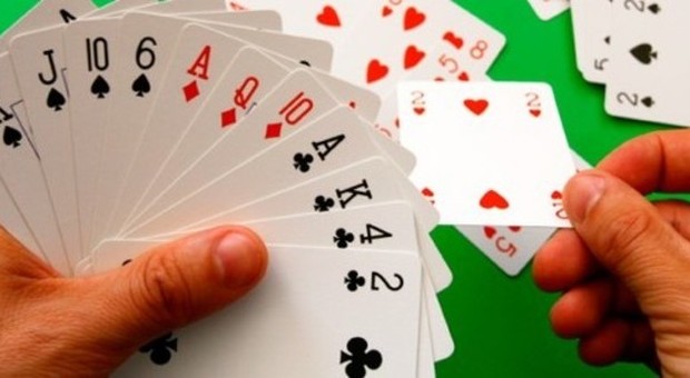 Pensionati giocano a carte in un bridge club, ma finiscono in manette: ecco perché