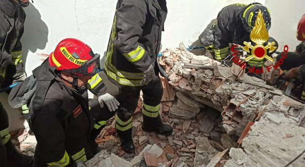 Taranto, crolla palazzina a Lizzano: operaio muore schiacciato da una trave. Il collega è grave