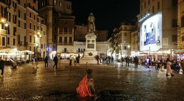 Coprifuoco Roma, ordinanza Raggi: quattro piazze della movida transennate nei weekend. Multe fino a mille euro