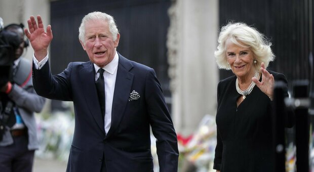 Carlo e Camilla, re e regina (finalmente): ecco perché da giovani non riuscirono a sposarsi. E c'entra anche il padre di lei