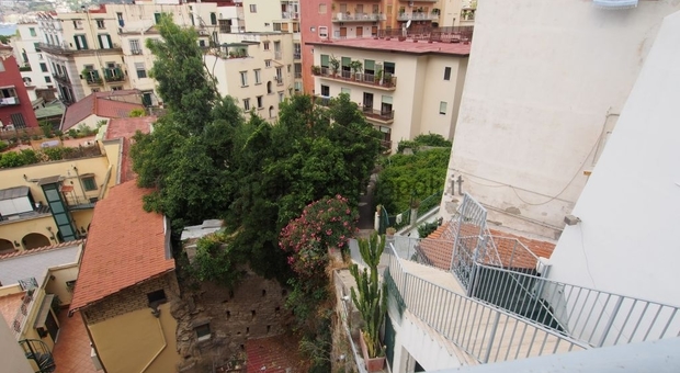 Napoli, infiltrazioni d'acqua nel sottosuolo: a Monte di Dio ​si apre una voragine - Il Mattino