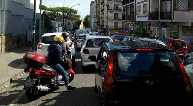 Napoli, dal centro alla zona ospedaliera una giornata di traffico infernale