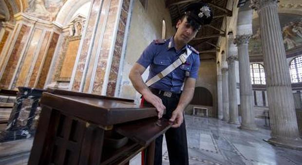 Spaccata in chiesa con la mazza ferrata per rubare oggetti sacri: arrestato marocchino 29enne